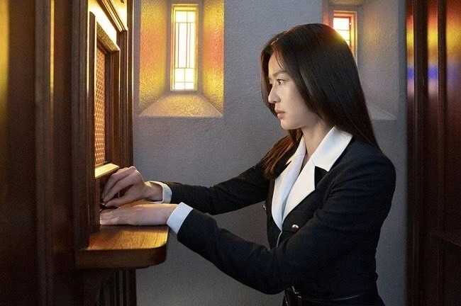 全智賢回歸炸裂！Disney+新劇《暴風圈》飾演最美外交官氣場全開，短髮新造型美到網跪！