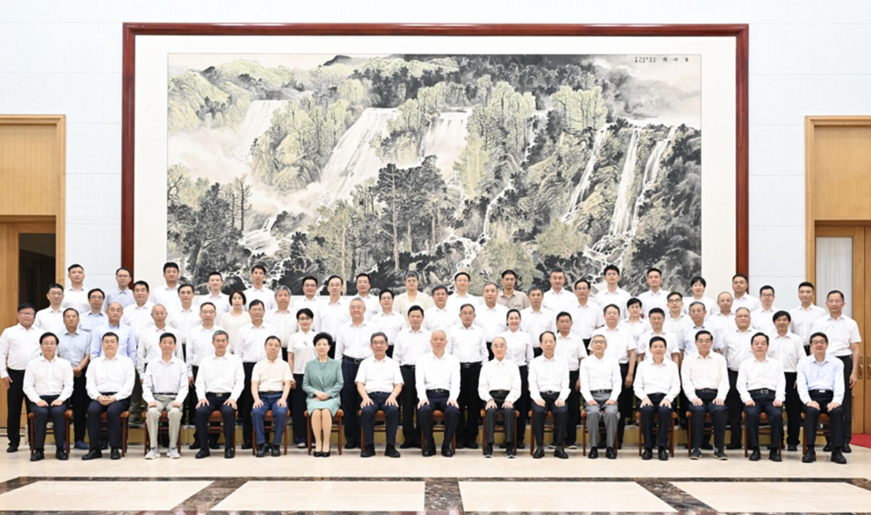 ▲中共中央政治局常委蔡奇代表總書記習近平前往北戴河慰問暑休專家。（圖／翻攝新華社）