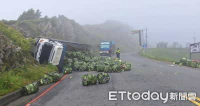 台14甲昆陽路段貨車「開上山壁」翻覆　高麗菜散落一地