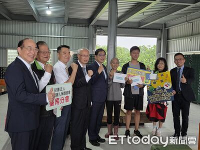 麻豆文旦柚農遭風災重創　鄭銘謙率團致贈5.5萬關懷金