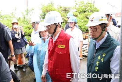 陪同卓榮泰視察柳營修繕進度　黃偉哲：啟用廢校校舍收容災民