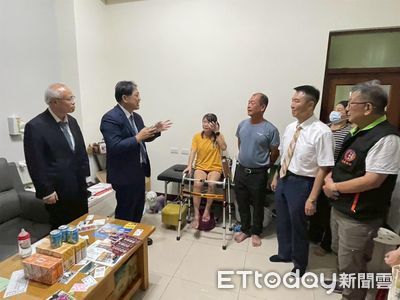 丹娜絲災後送暖 鄭銘謙關懷嘉義災區馨生案家