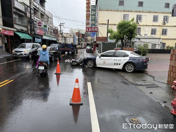 ▲▼屏東新圍派出所前73歲男騎車逆向撞警方巡邏車。（圖／記者陳崑福翻攝）