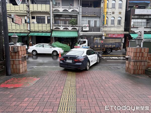 ▲▼屏東新圍派出所前73歲男騎車逆向撞警方巡邏車。（圖／記者陳崑福翻攝）