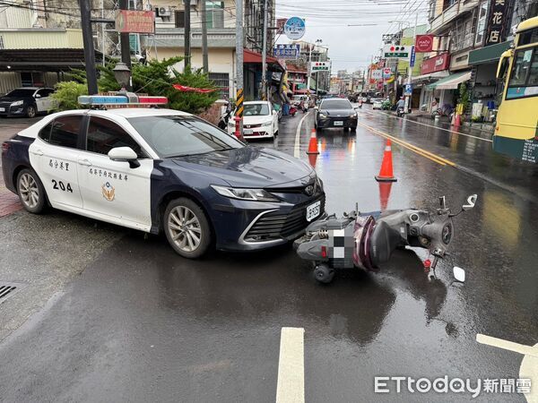 ▲▼屏東新圍派出所前73歲男騎車逆向撞警方巡邏車。（圖／記者陳崑福翻攝）