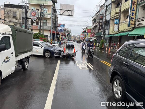 ▲▼屏東新圍派出所前73歲男騎車逆向撞警方巡邏車。（圖／記者陳崑福翻攝）