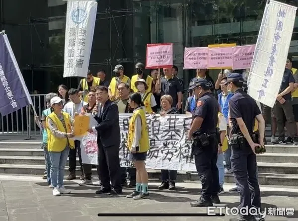 ▲▼桃園市產業總工會今前往交通部抗議。（圖／記者周湘芸攝）