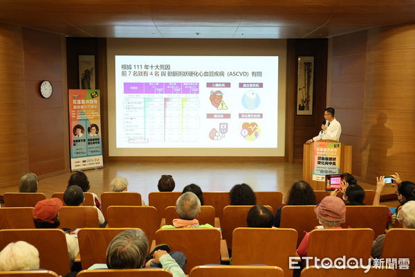 ▲▼花蓮慈院陳俞名主任以「頭痛要不要緊?」為主題，教導民眾如何辨識及預防頭痛，了解自己的健康。（圖／慈濟醫學中心提供，下同）