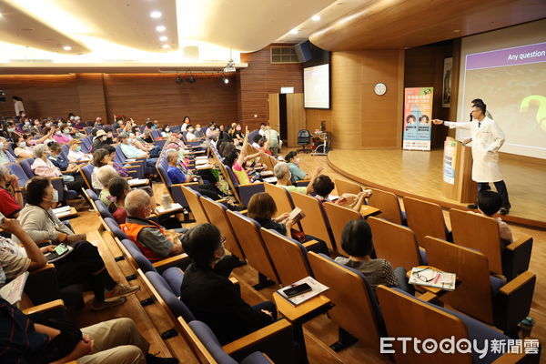 ▲▼花蓮慈院陳俞名主任以「頭痛要不要緊?」為主題，教導民眾如何辨識及預防頭痛，了解自己的健康。（圖／慈濟醫學中心提供，下同）