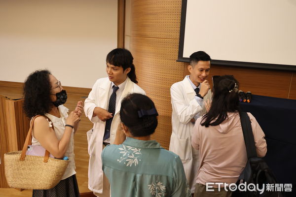 ▲▼花蓮慈院陳俞名主任以「頭痛要不要緊?」為主題，教導民眾如何辨識及預防頭痛，了解自己的健康。（圖／慈濟醫學中心提供，下同）