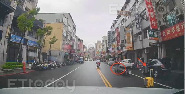 ▲張姓男子跪地，就在路中間             。（圖／記者吳奕靖攝）