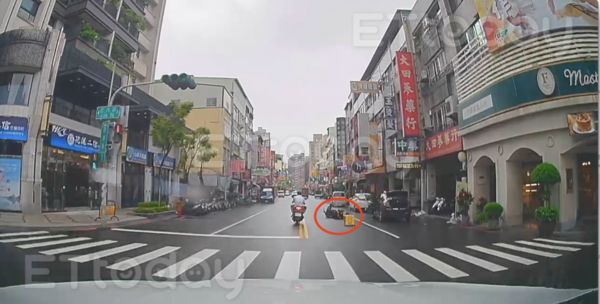 ▲張姓男子跪地，就在路中間             。（圖／記者吳奕靖攝）