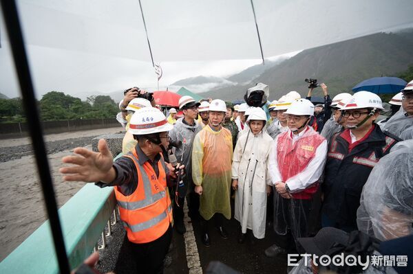 ▲▼交通部長陳世凱今南下高雄市桃源區寶來地區勘災，裁示公路局以「3日內搶通維生通道」為目標。（圖／交通部提供）