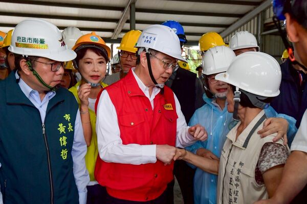 ▲▼行政院長卓榮泰前往台南柳營區視察災區房屋修繕重建情形。（圖／行政院提供）