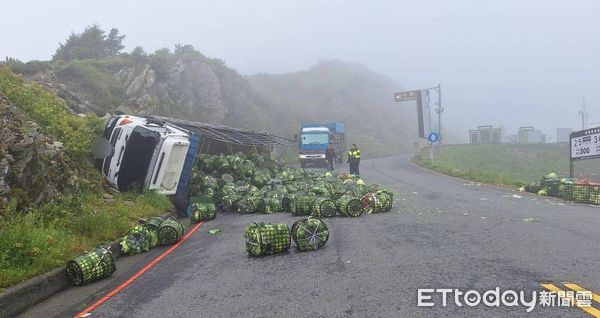 ▲▼貨車翻覆，高麗菜全部滾落路面。（圖／記者李陳信得翻攝）