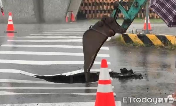 ▲▼水上鄉台一線道路塌陷，由於道路底下有公路局箱涵、公所人行道、自來水公司管線等，已請來怪手開挖。（圖／記者翁伊森翻攝）