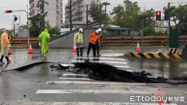 ▲▼水上鄉台一線道路塌陷，由於道路底下有公路局箱涵、公所人行道、自來水公司管線等，已請來怪手開挖。（圖／記者翁伊森翻攝）