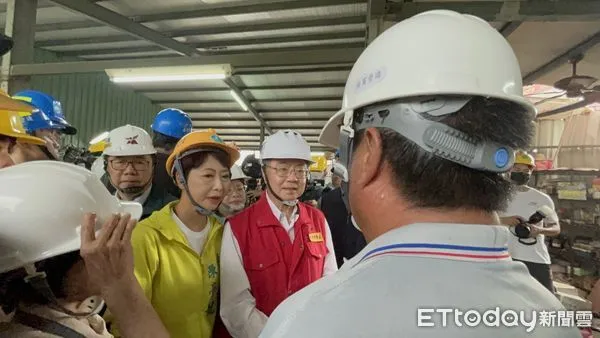 ▲立委陳亭妃在卓榮泰院長南下視察災區時，建議提高風災補助金額，反映物價現實。（記者林東良翻攝，下同）