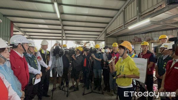 ▲立委陳亭妃在卓榮泰院長南下視察災區時，建議提高風災補助金額，反映物價現實。（記者林東良翻攝，下同）