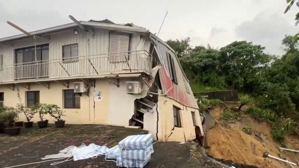 ▲台南連日豪大雨，造成柳營民宅一旁車庫整個崩塌，隨著土石流滑落深坡下，惟山區雨不斷，4日崩裂房屋主體近車庫處，再次崩塌，崩塌畫面曝光，十分驚悚。（民眾提供）