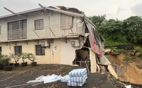 ▲台南連日豪大雨，造成柳營民宅一旁車庫整個崩塌，隨著土石流滑落深坡下，惟山區雨不斷，4日崩裂房屋主體近車庫處，再次崩塌，崩塌畫面曝光，十分驚悚。（民眾提供）