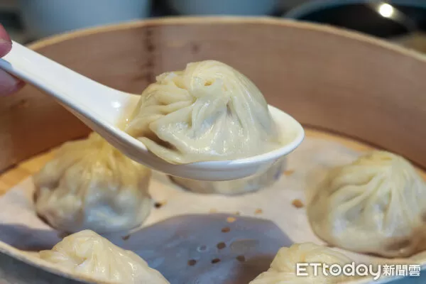 ▲漢來上海湯包。（圖／記者黃士原攝）