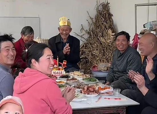 ▲▼凱凱爺爺過生日。（圖／翻攝自微博）
