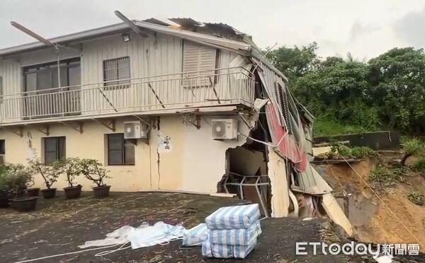 ▲台南連日豪大雨，柳營民宅車庫整個崩塌，惟山區雨勢不斷，4日崩裂房屋主體近車庫處，再次崩塌，陳姓女屋對未來何去何從充滿無奈。（圖／記者林東良翻攝，下同）