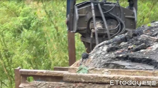 ▲台南連日豪大雨，柳營民宅車庫整個崩塌，惟山區雨勢不斷，4日崩裂房屋主體近車庫處，再次崩塌，陳姓女屋對未來何去何從充滿無奈。（圖／記者林東良翻攝，下同）
