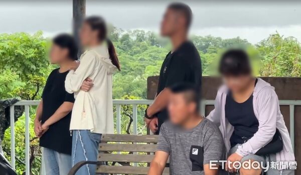 ▲台南連日豪大雨，柳營民宅車庫整個崩塌，惟山區雨勢不斷，4日崩裂房屋主體近車庫處，再次崩塌，陳姓女屋對未來何去何從充滿無奈。（圖／記者林東良翻攝，下同）