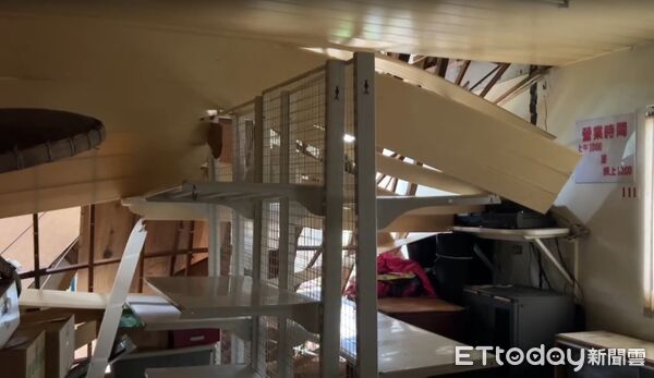 ▲台南連日豪大雨，柳營民宅車庫整個崩塌，惟山區雨勢不斷，4日崩裂房屋主體近車庫處，再次崩塌，陳姓女屋對未來何去何從充滿無奈。（圖／記者林東良翻攝，下同）