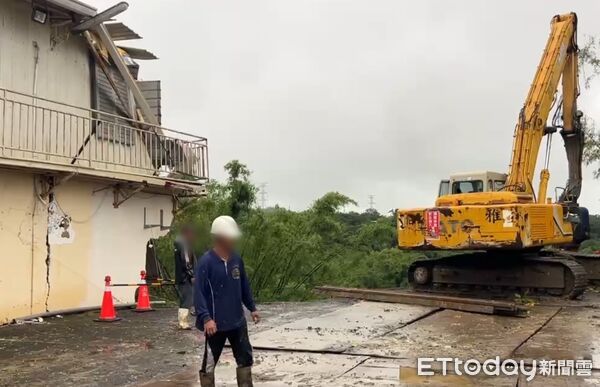 ▲台南連日豪大雨，柳營民宅車庫整個崩塌，惟山區雨勢不斷，4日崩裂房屋主體近車庫處，再次崩塌，陳姓女屋對未來何去何從充滿無奈。（圖／記者林東良翻攝，下同）
