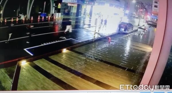 ▲▼博田醫院遭黑衣人闖入。（圖／記者許宥孺翻攝）