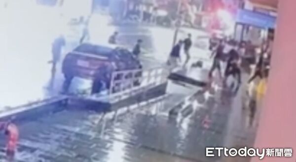 ▲▼博田醫院遭黑衣人闖入。（圖／記者許宥孺翻攝）