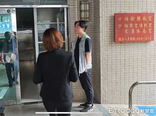 ▲桃園地檢署檢察官在桃園殯儀館相驗2名溺死高中生。（圖／民眾提供）