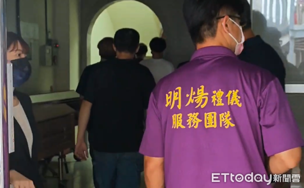 ▲▼下水倖存的2名高中生為同伴溺斃感到很難過，家屬很低調，遺體交由葬儀社帶走。（圖／民眾提供）