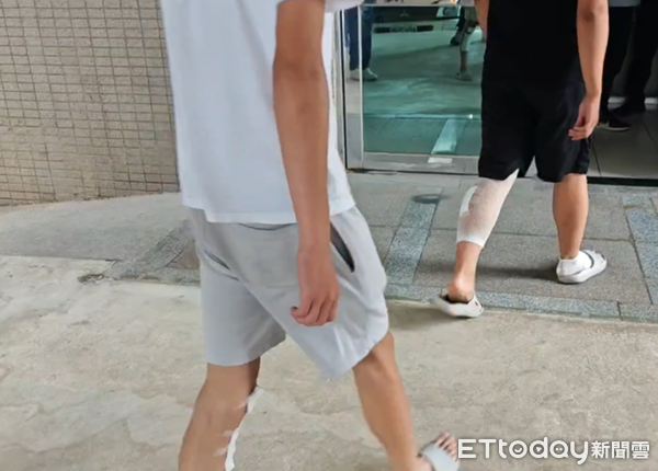 ▲▼下水倖存的2名高中生為同伴溺斃感到很難過，家屬很低調，遺體交由葬儀社帶走。（圖／民眾提供）