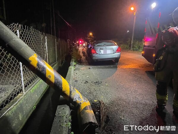 ▲里港警分局員警處理載興路交通事故。（圖／記者陳崑福翻攝）