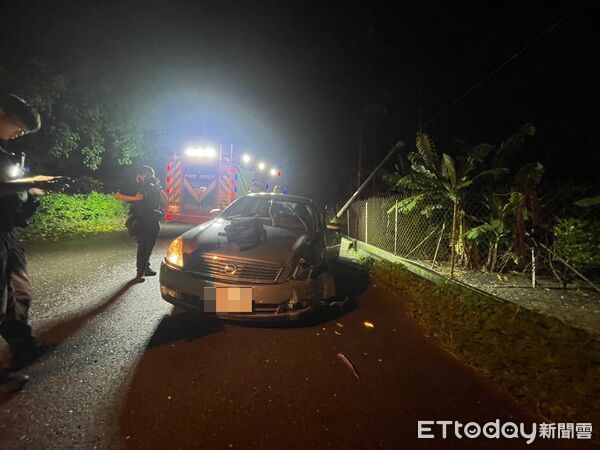 ▲里港警分局員警處理載興路交通事故。（圖／記者陳崑福翻攝）