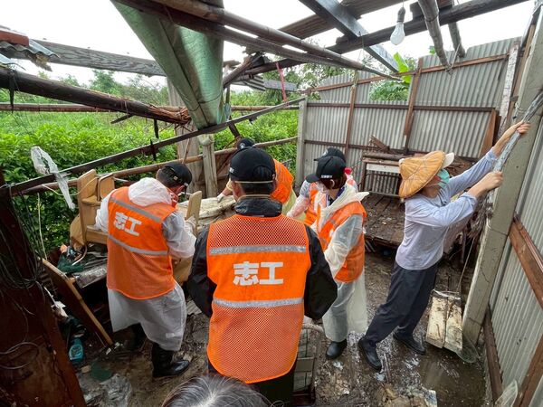 ▲▼民進黨桃園市與台中市黨公職今（4日）接力挺進災區，台中市第六選區罷團也加入救災志工行列。（圖／民進黨提供）