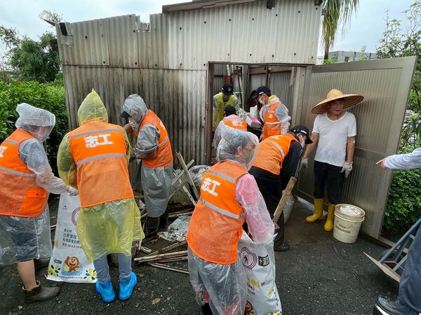 ▲▼民進黨桃園市與台中市黨公職今（4日）接力挺進災區，台中市第六選區罷團也加入救災志工行列。（圖／民進黨提供）