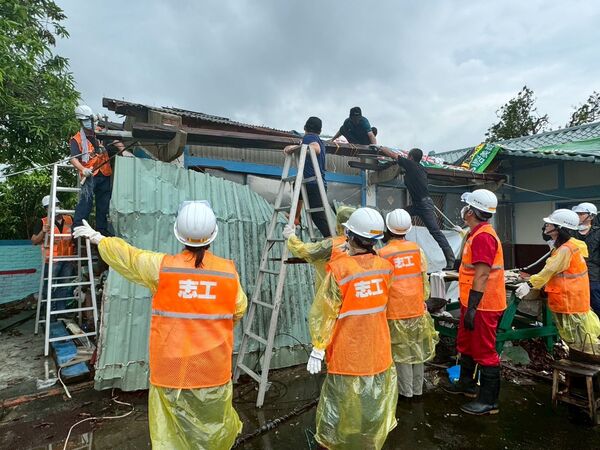 ▲▼民進黨桃園市與台中市黨公職今（4日）接力挺進災區，台中市第六選區罷團也加入救災志工行列。（圖／民進黨提供）