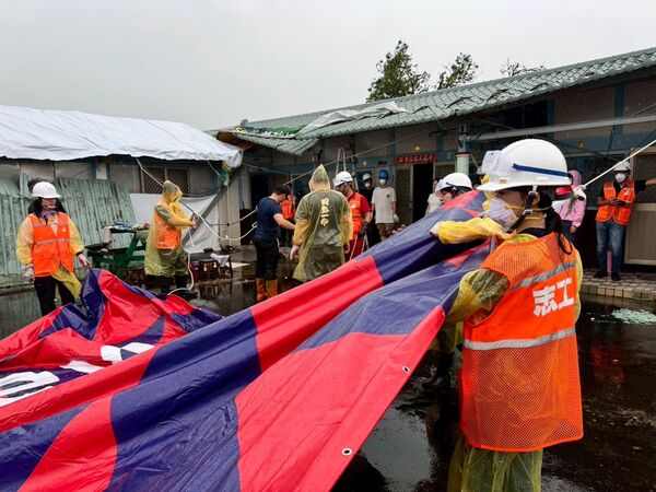 ▲▼民進黨桃園市與台中市黨公職今（4日）接力挺進災區，台中市第六選區罷團也加入救災志工行列。（圖／民進黨提供）