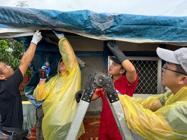 ▲▼民進黨民進黨桃園市與台中市黨公職今（4日）接力挺進災區，台中市第六選區罷團也加入救災志工行列。（圖／民進黨提供）