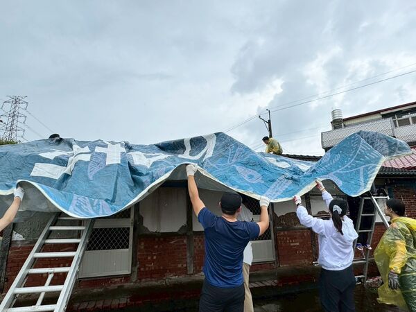 ▲▼民進黨桃園市與台中市黨公職今（4日）接力挺進災區，台中市第六選區罷團也加入救災志工行列。（圖／民進黨提供）
