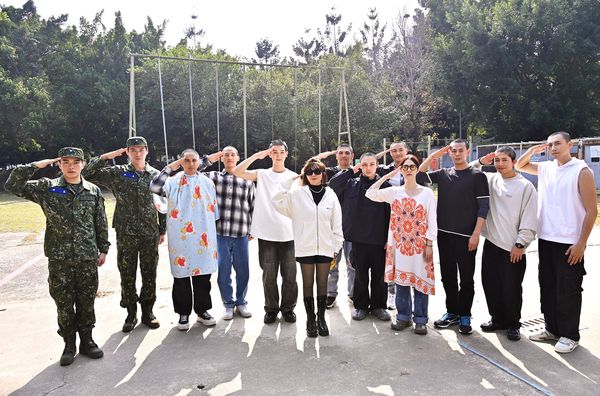 ▲▼孫綻剃頭喊痛成表情包。（圖／台視提供）