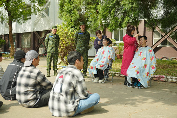 ▲▼孫綻剃頭喊痛成表情包。（圖／台視提供）
