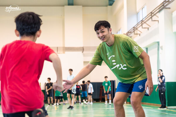 ▲海神唐維傑、呂威霆現身「旗津基層籃球營隊」開訓儀式。（圖／海神提供）