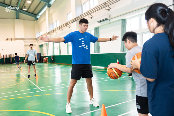 ▲海神唐維傑、呂威霆現身「旗津基層籃球營隊」開訓儀式。（圖／海神提供）