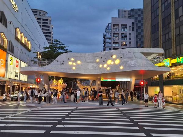 ▲捷運中山站南側線形公園南段完工,1號出口2樓觀景平台。（圖／台北捷運公司提供）